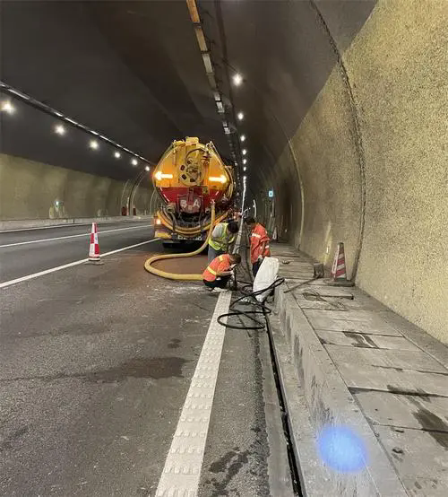 新龙隧道排水渠清淤